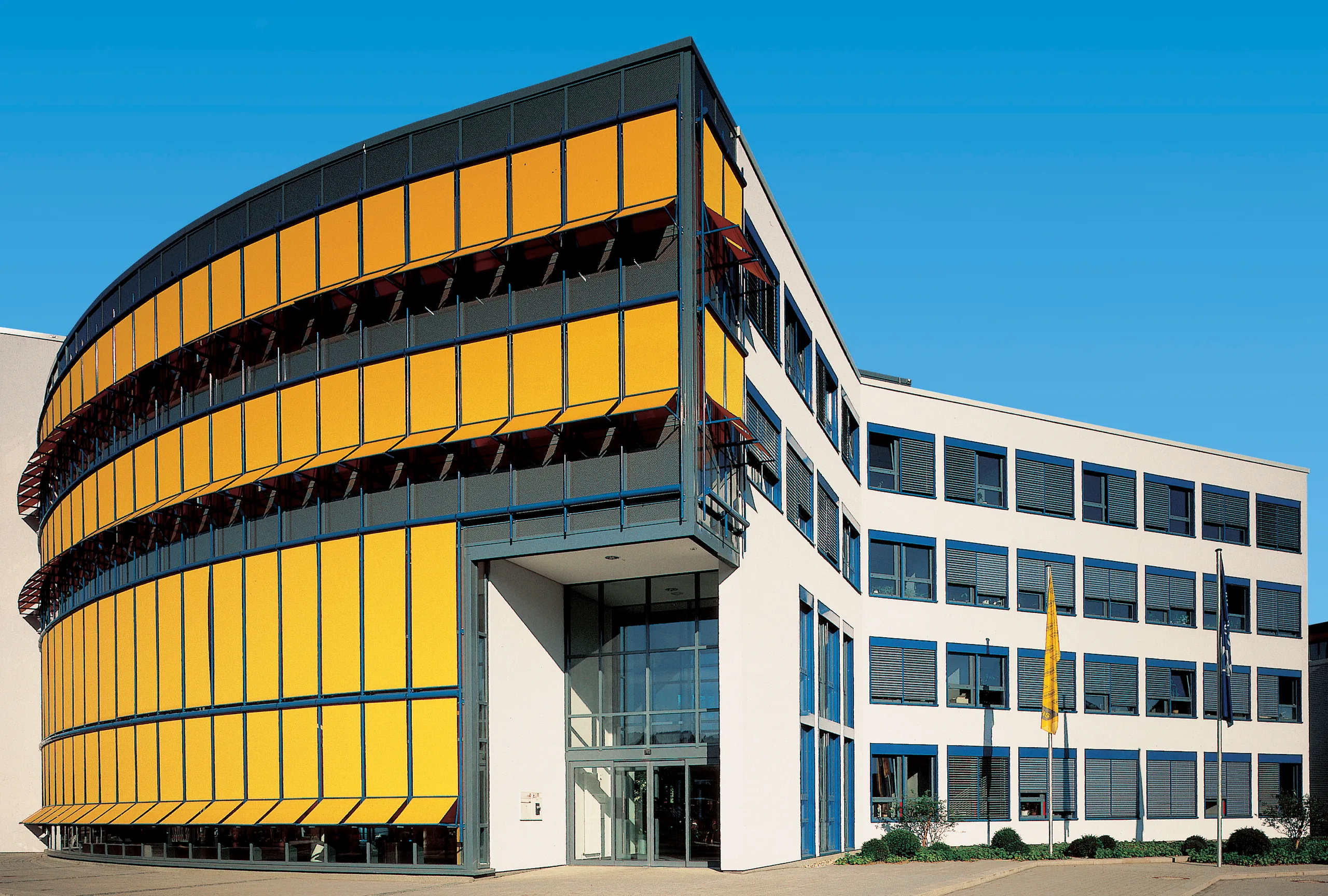 Sophora Sun Shades güneş kırıcı sistemleriyle donatılmış bina cephesi